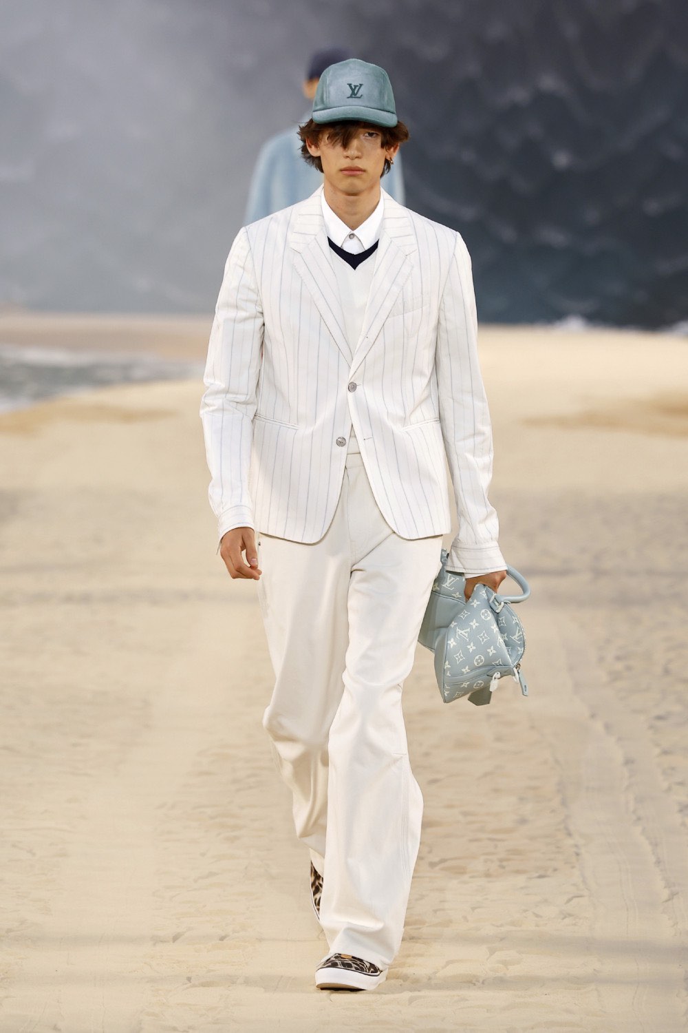 Pharrell lleva al dandy Louis Vuitton al mar para SS27