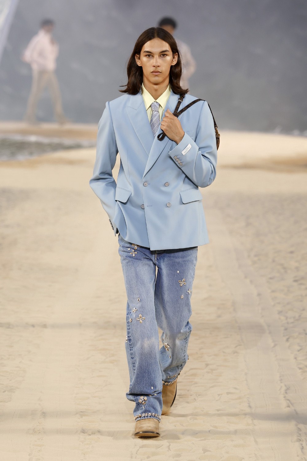 Pharrell lleva al dandy Louis Vuitton al mar para SS27