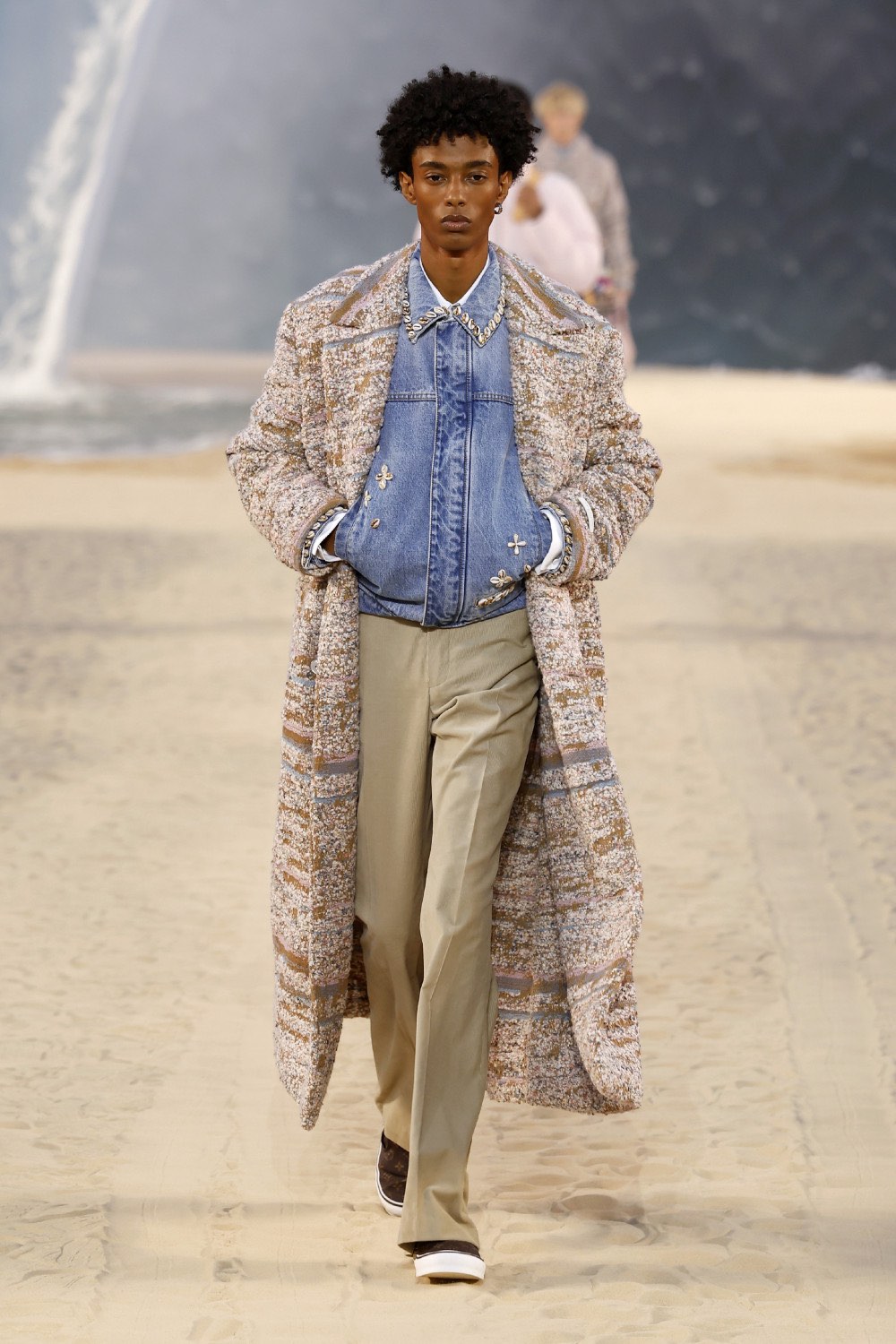 Pharrell lleva al dandy Louis Vuitton al mar para SS27