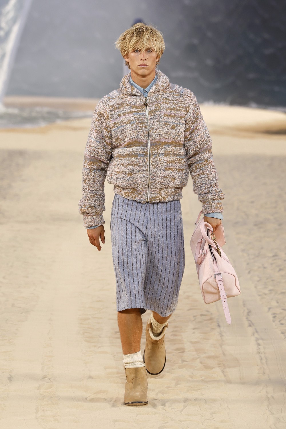 Pharrell lleva al dandy Louis Vuitton al mar para SS27