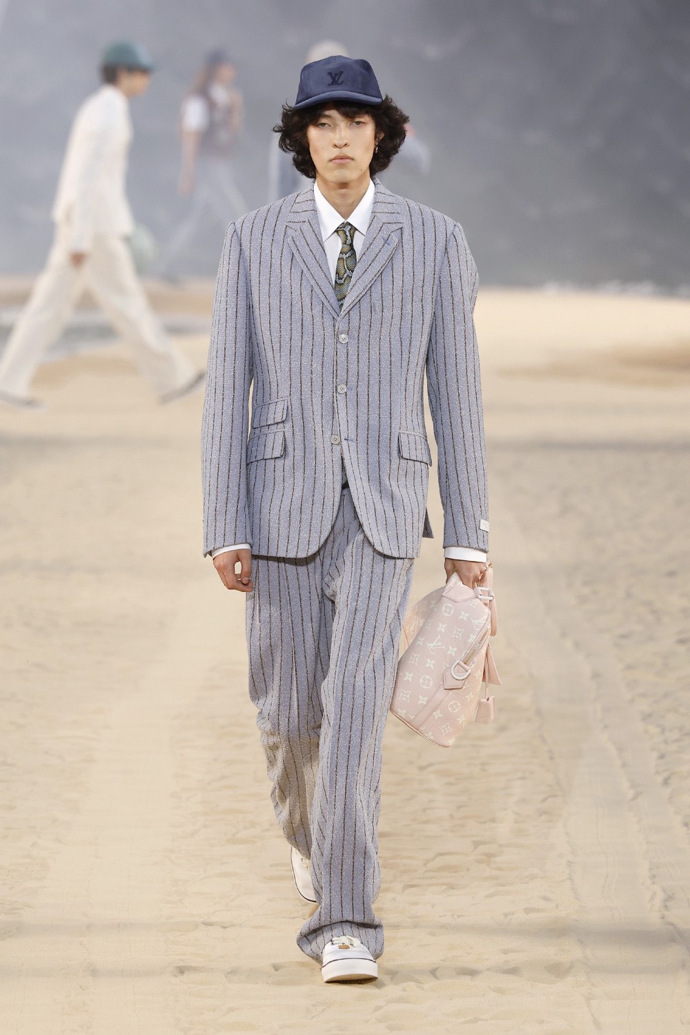 Pharrell lleva al dandy Louis Vuitton al mar para SS27