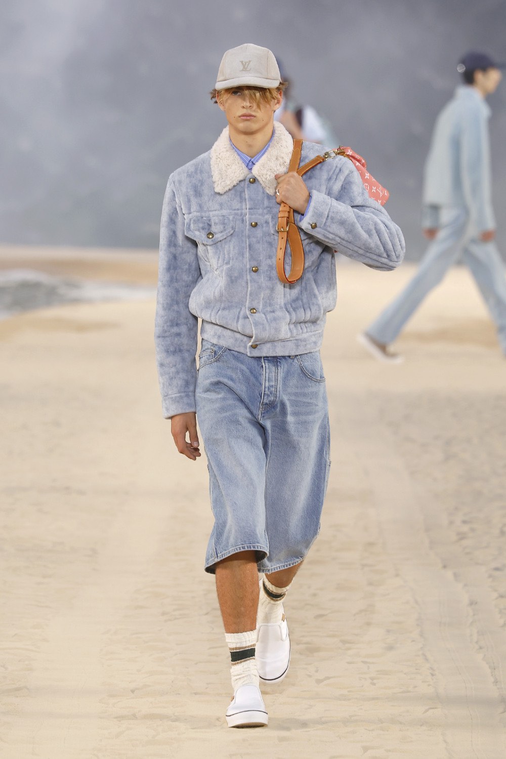 Pharrell lleva al dandy Louis Vuitton al mar para SS27