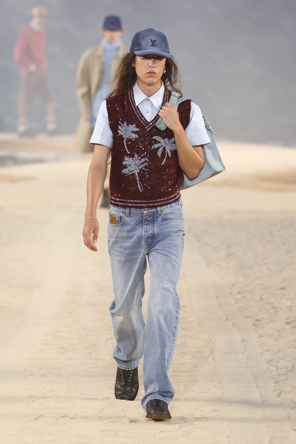 Pharrell lleva al dandy Louis Vuitton al mar para SS27