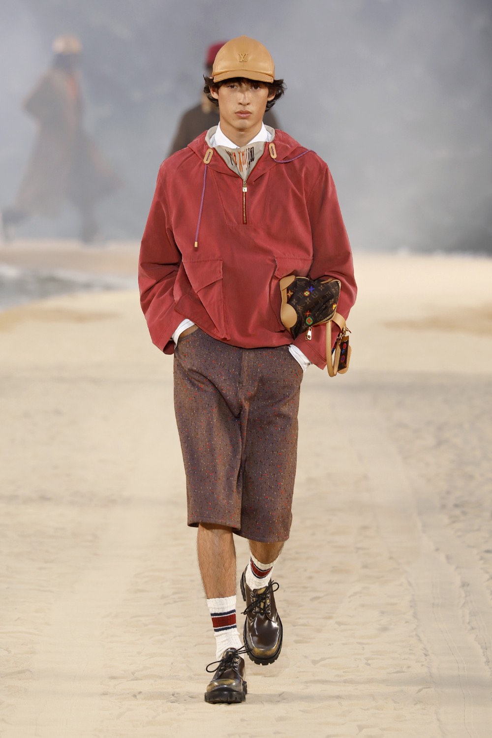 Pharrell lleva al dandy Louis Vuitton al mar para SS27