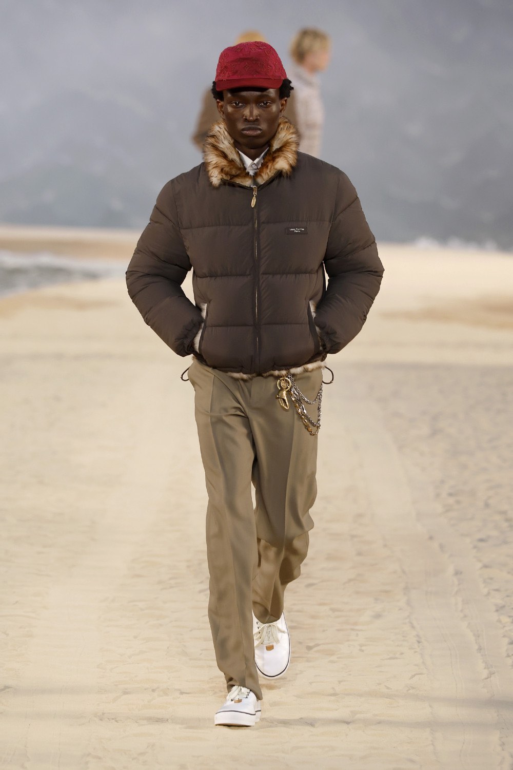 Pharrell lleva al dandy Louis Vuitton al mar para SS27