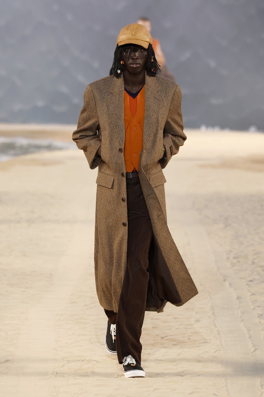 Pharrell lleva al dandy Louis Vuitton al mar para SS27
