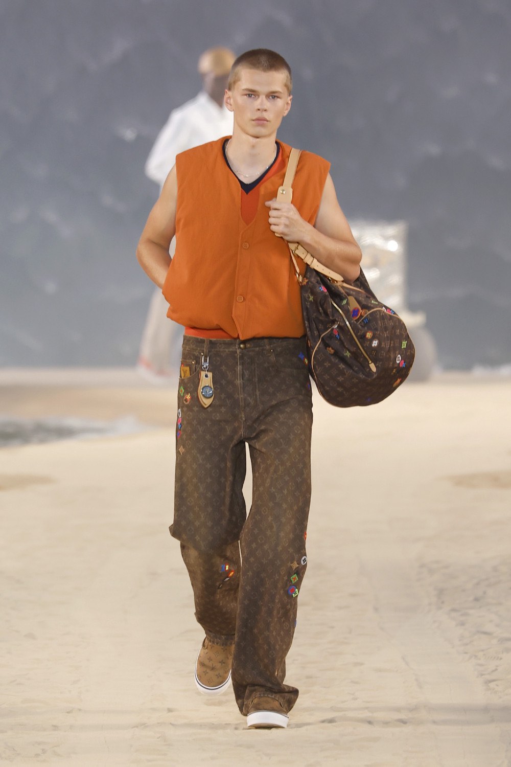 Pharrell lleva al dandy Louis Vuitton al mar para SS27
