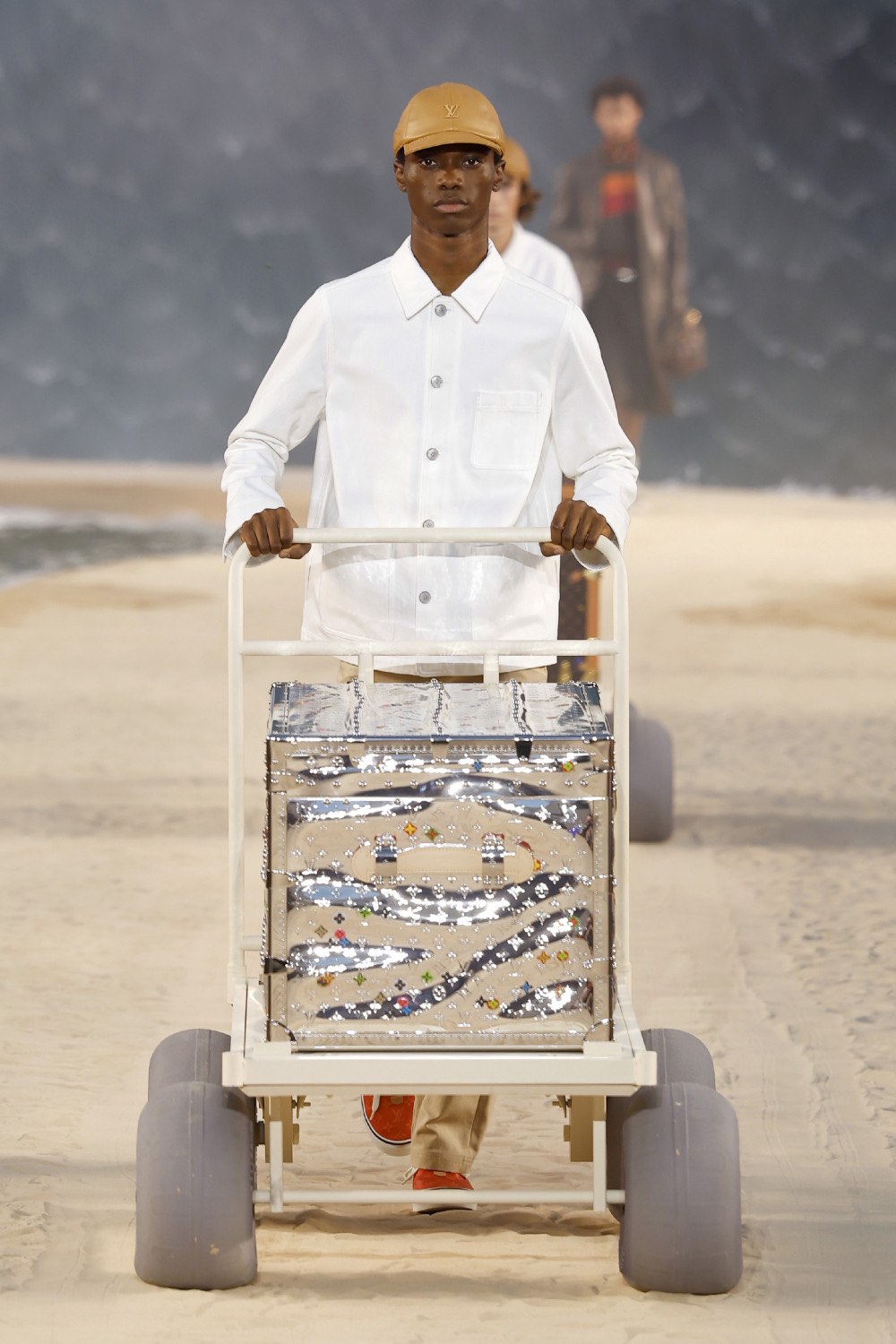 Pharrell lleva al dandy Louis Vuitton al mar para SS27
