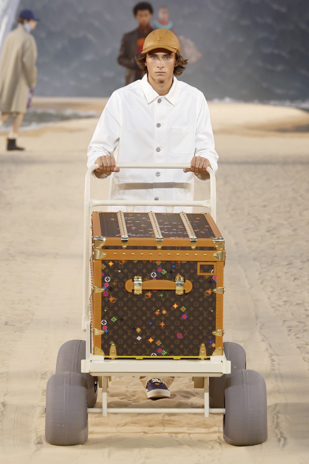 Pharrell lleva al dandy Louis Vuitton al mar para SS27