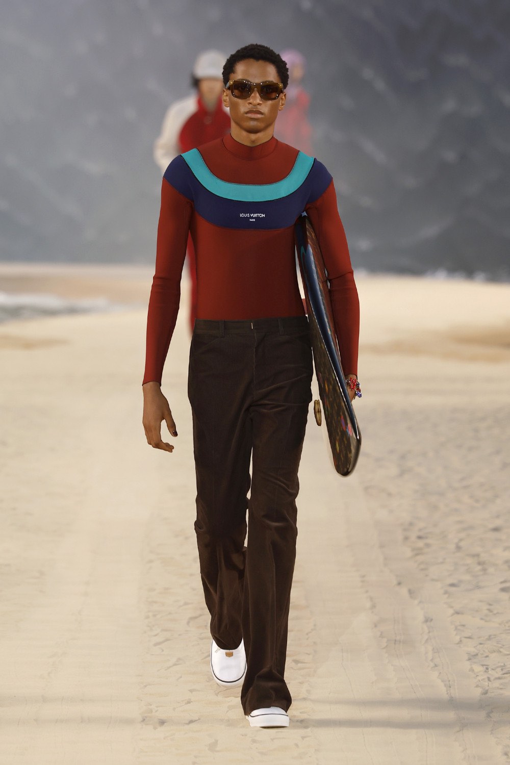 Pharrell lleva al dandy Louis Vuitton al mar para SS27