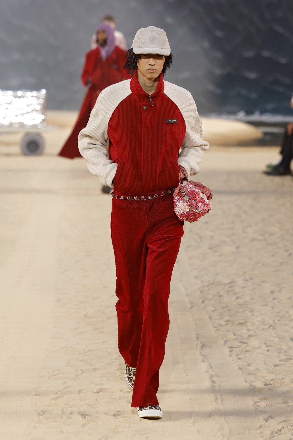 Pharrell lleva al dandy Louis Vuitton al mar para SS27