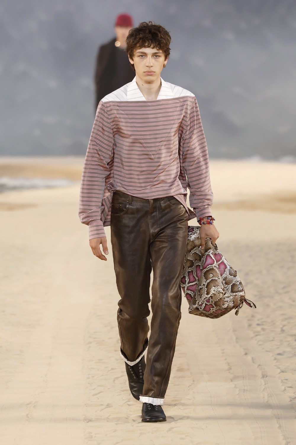 Pharrell lleva al dandy Louis Vuitton al mar para SS27