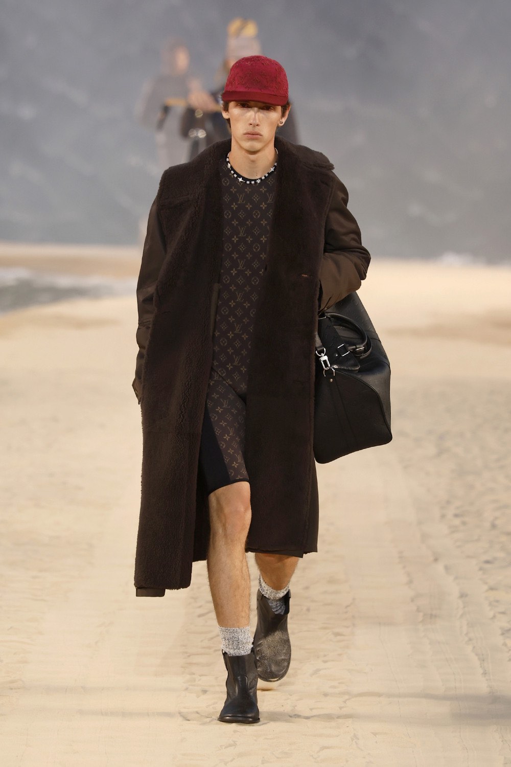 Pharrell lleva al dandy Louis Vuitton al mar para SS27