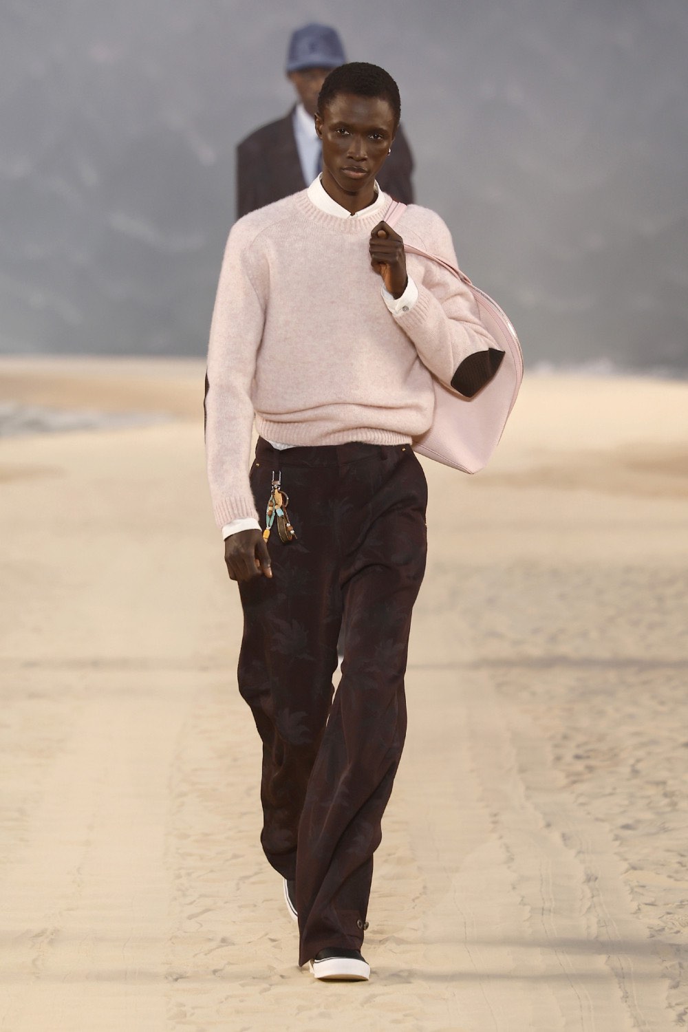 Pharrell lleva al dandy Louis Vuitton al mar para SS27