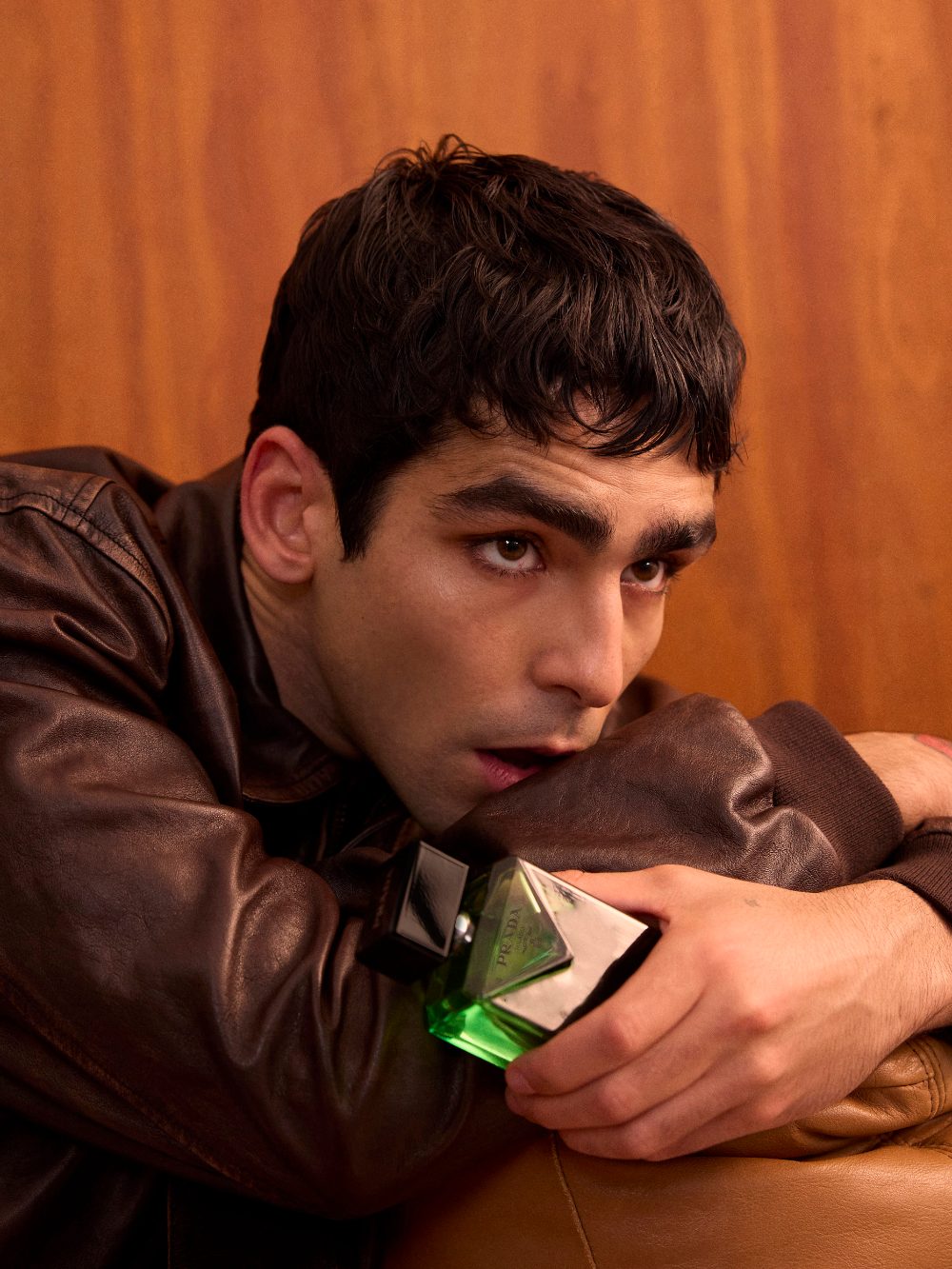 Prada y Omar Ayuso desafían la masculinidad con frescura