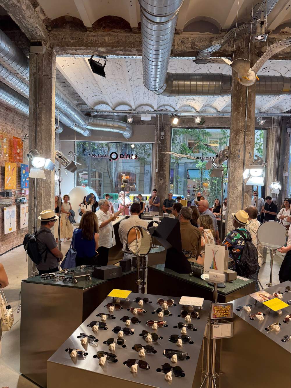 Etnia Barcelona transforma su pop-up en una galería viva