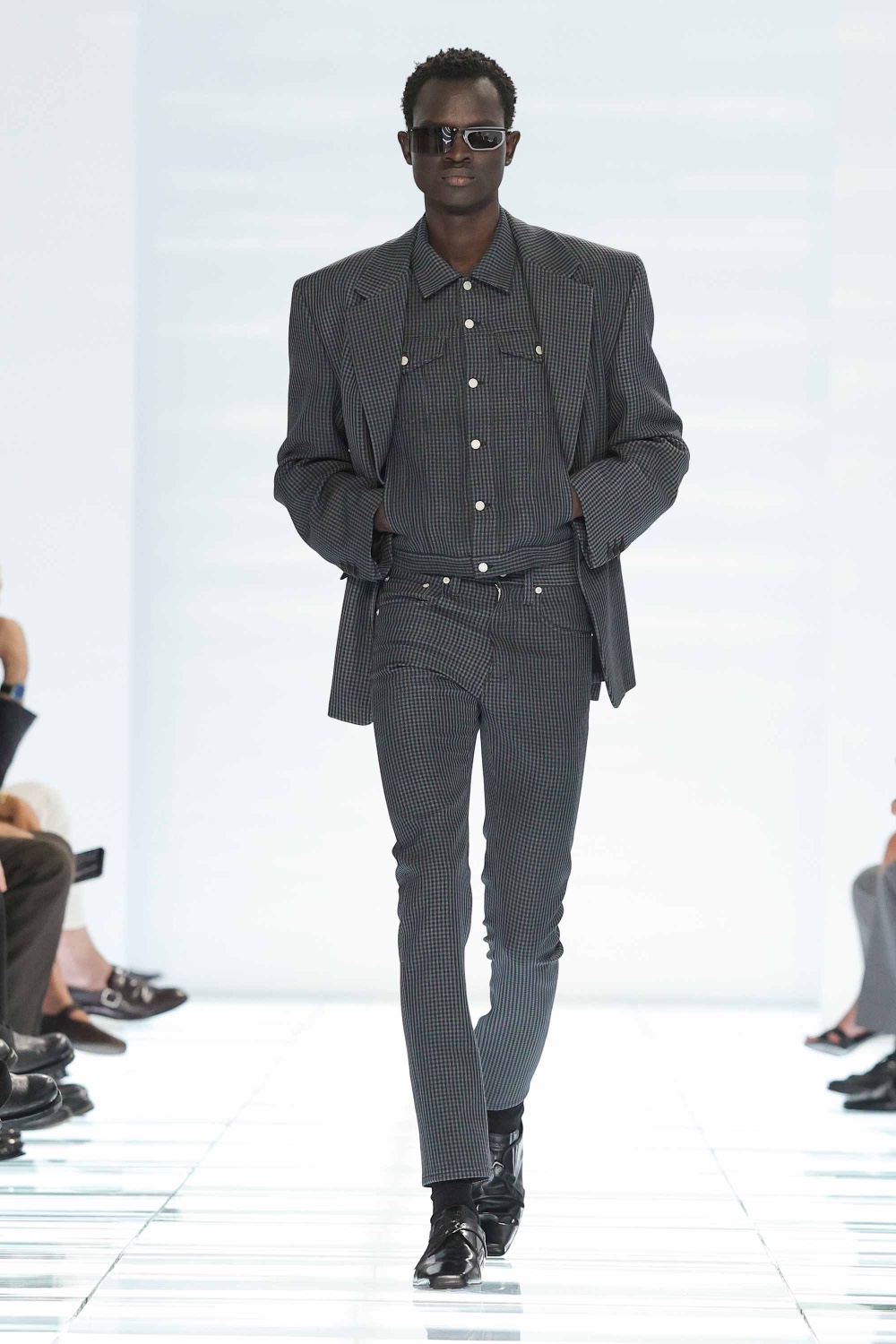 Prada lo reduce todo al máximo para Hombre SS27