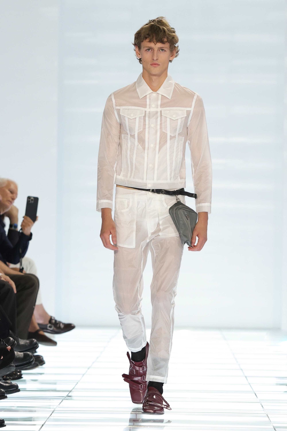 Prada lo reduce todo al máximo para Hombre SS27