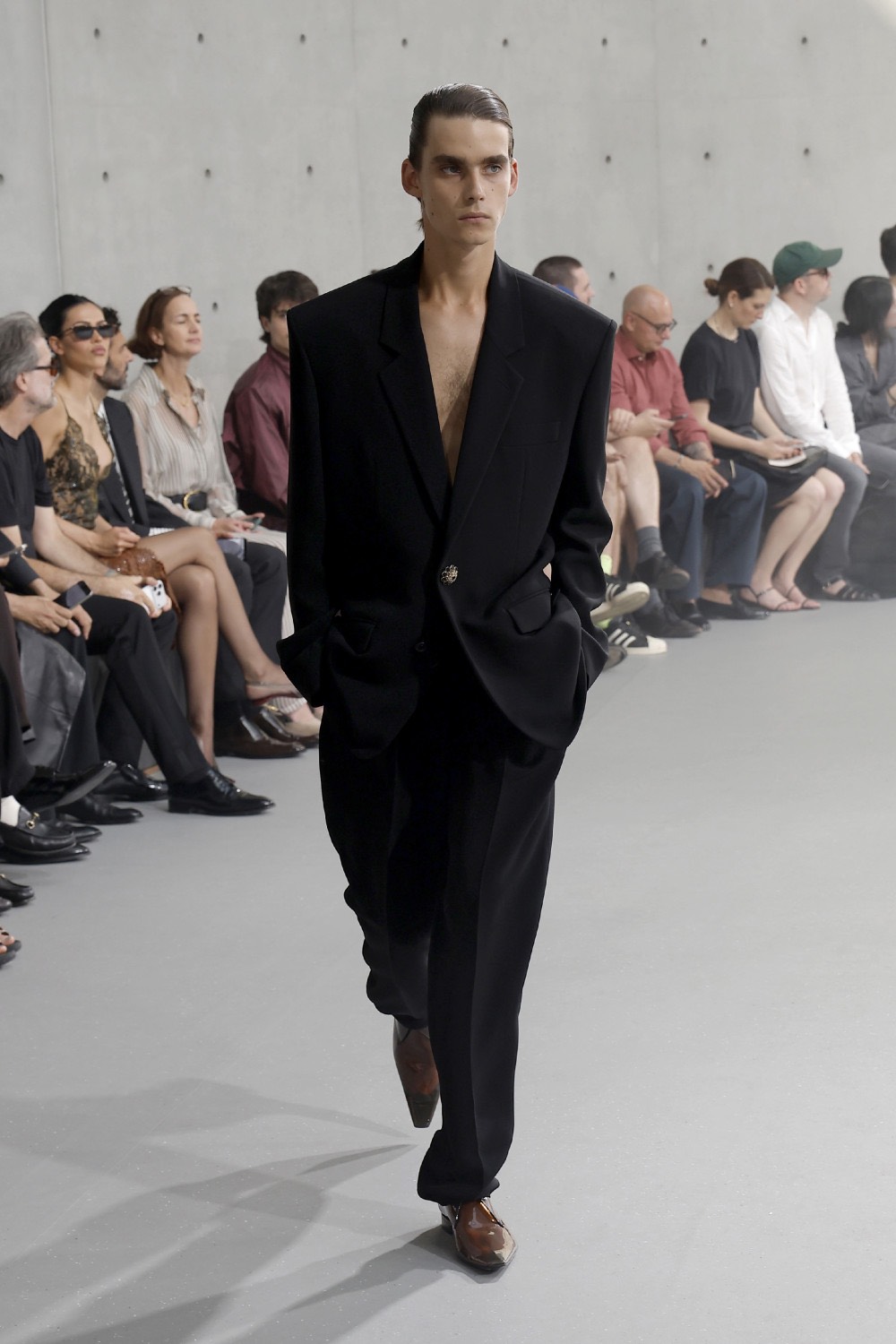 Saint Laurent dice que para ser sexy, hay que ser mesurado