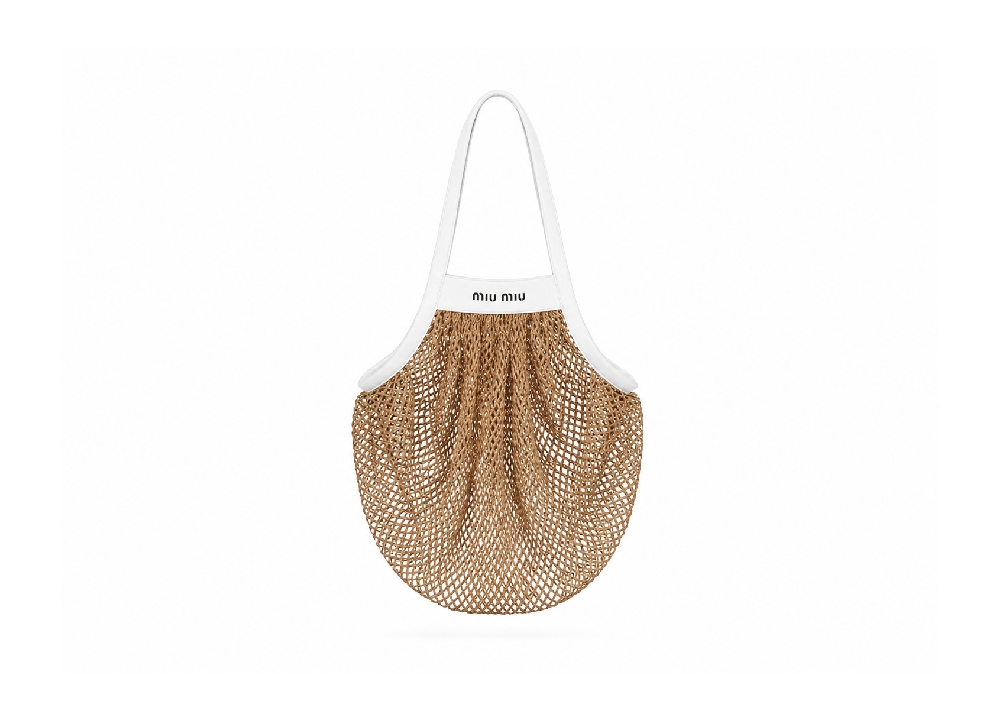Ser una chica Miu Miu es llevar su perfume y su tote bag