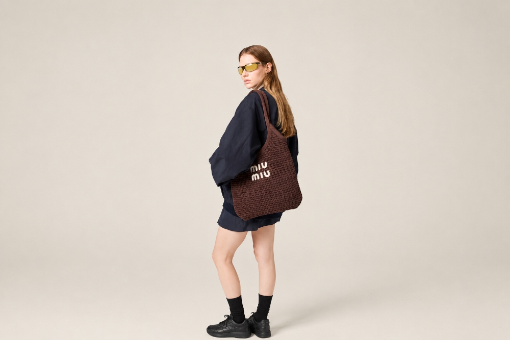 Ser una chica Miu Miu es llevar su perfume y su tote bag