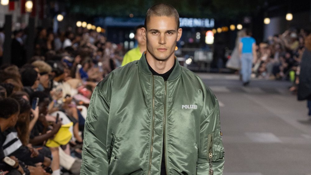 Vetements subvierte lo corporativo desde la mesura con SS27