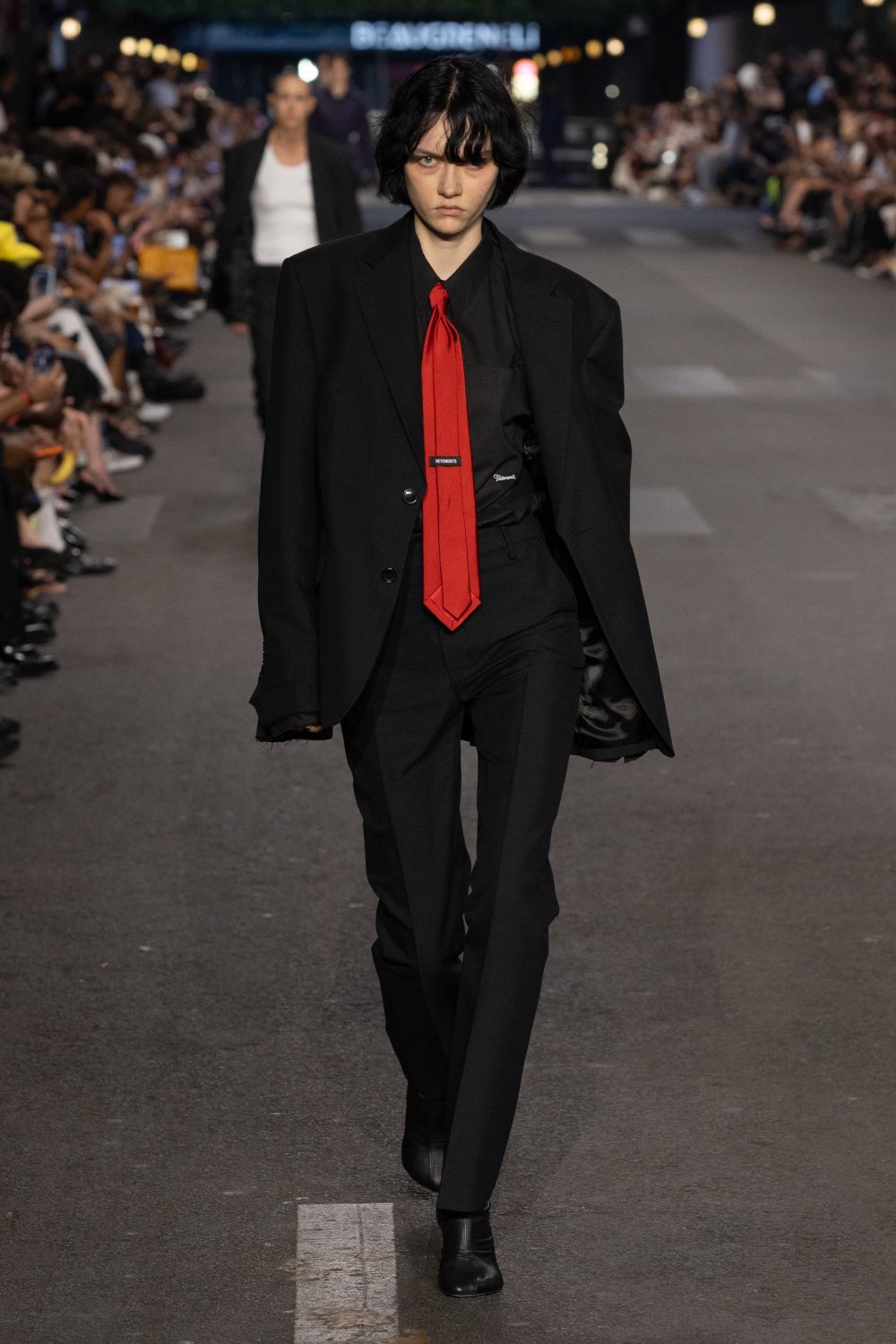 Vetements subvierte lo corporativo desde la mesura con SS27