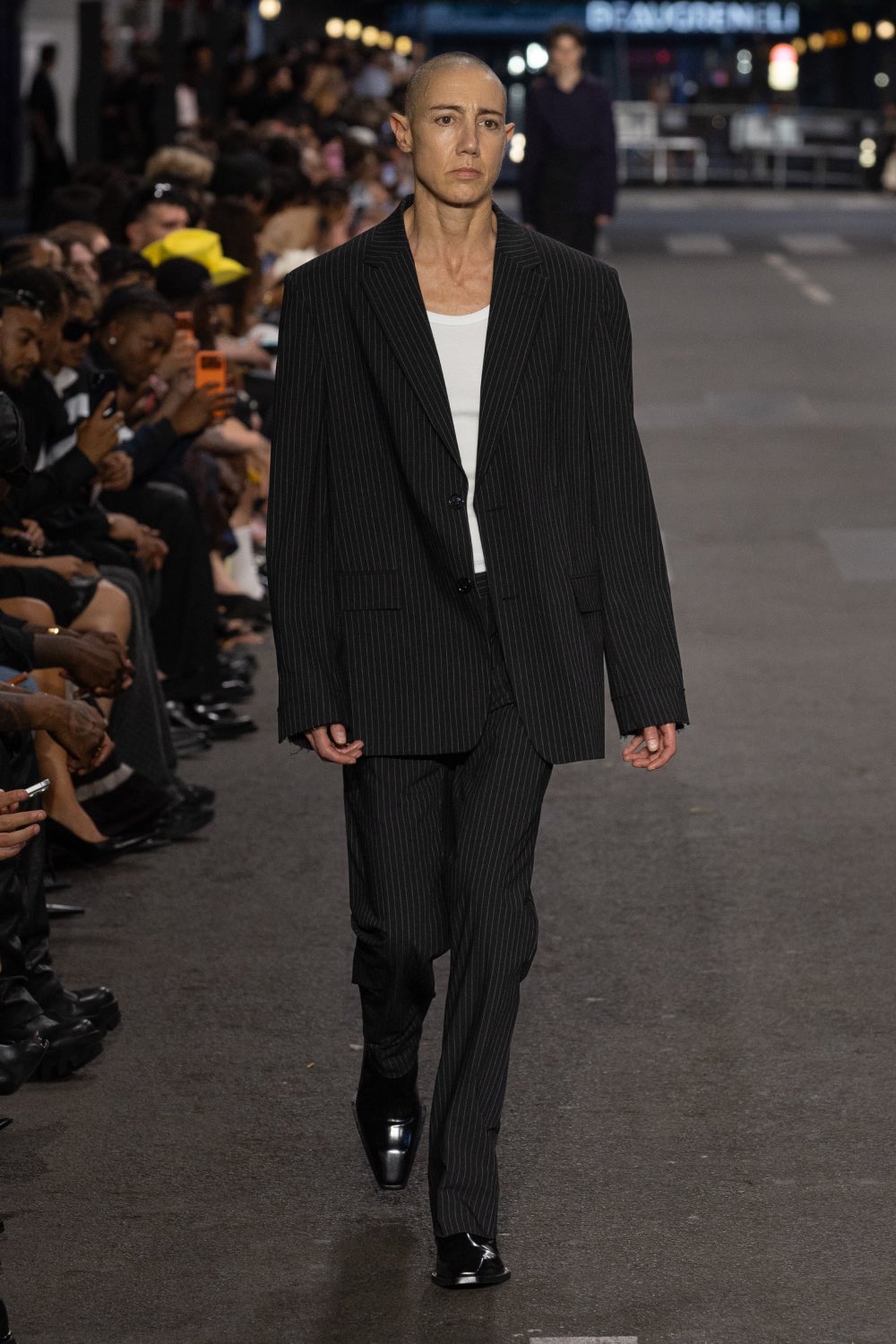 Vetements subvierte lo corporativo desde la mesura con SS27