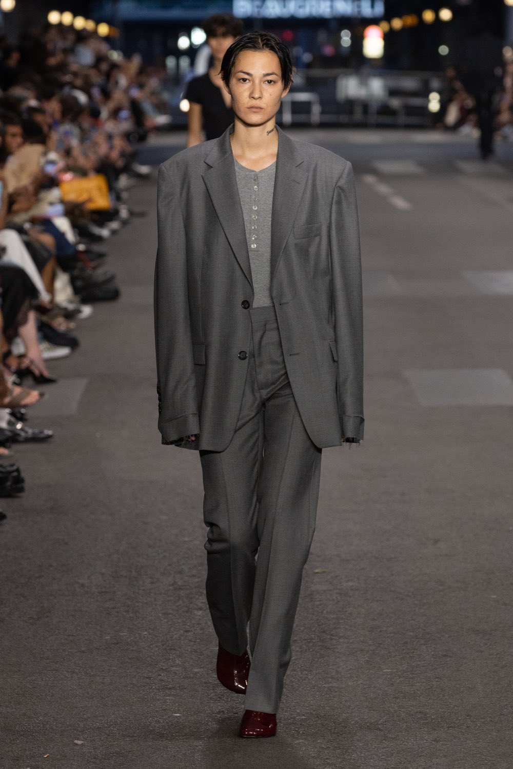 Vetements subvierte lo corporativo desde la mesura con SS27