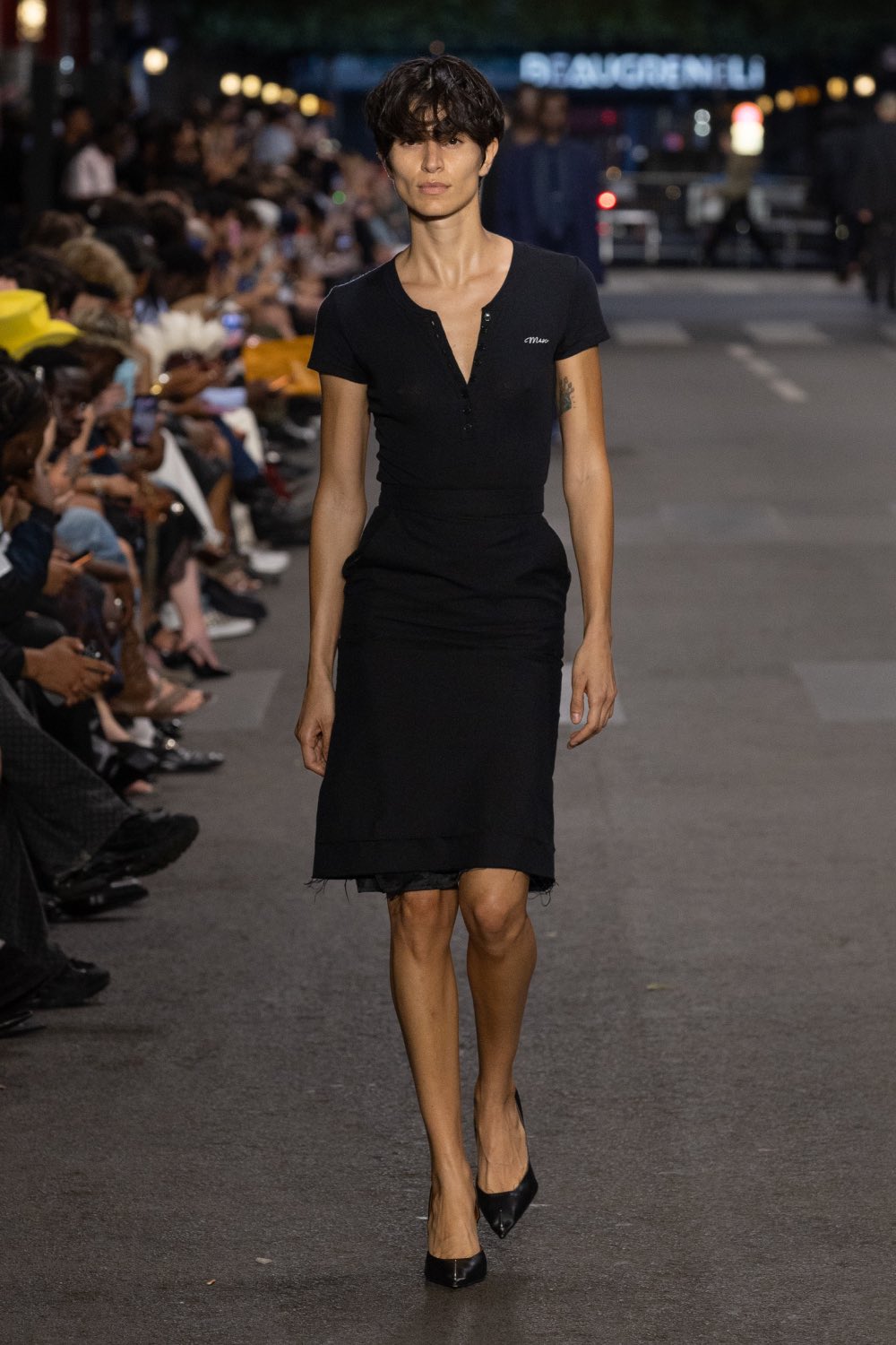 Vetements subvierte lo corporativo desde la mesura con SS27