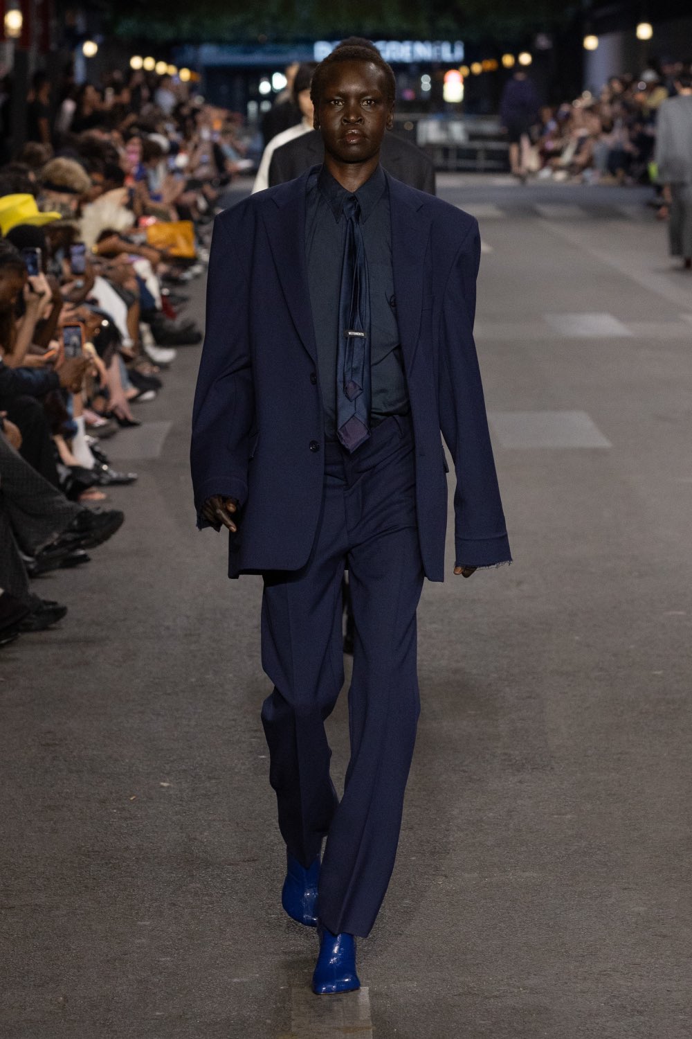Vetements subvierte lo corporativo desde la mesura con SS27