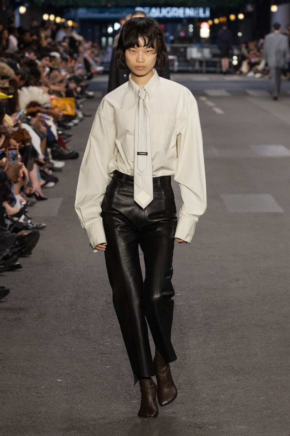 Vetements subvierte lo corporativo desde la mesura con SS27