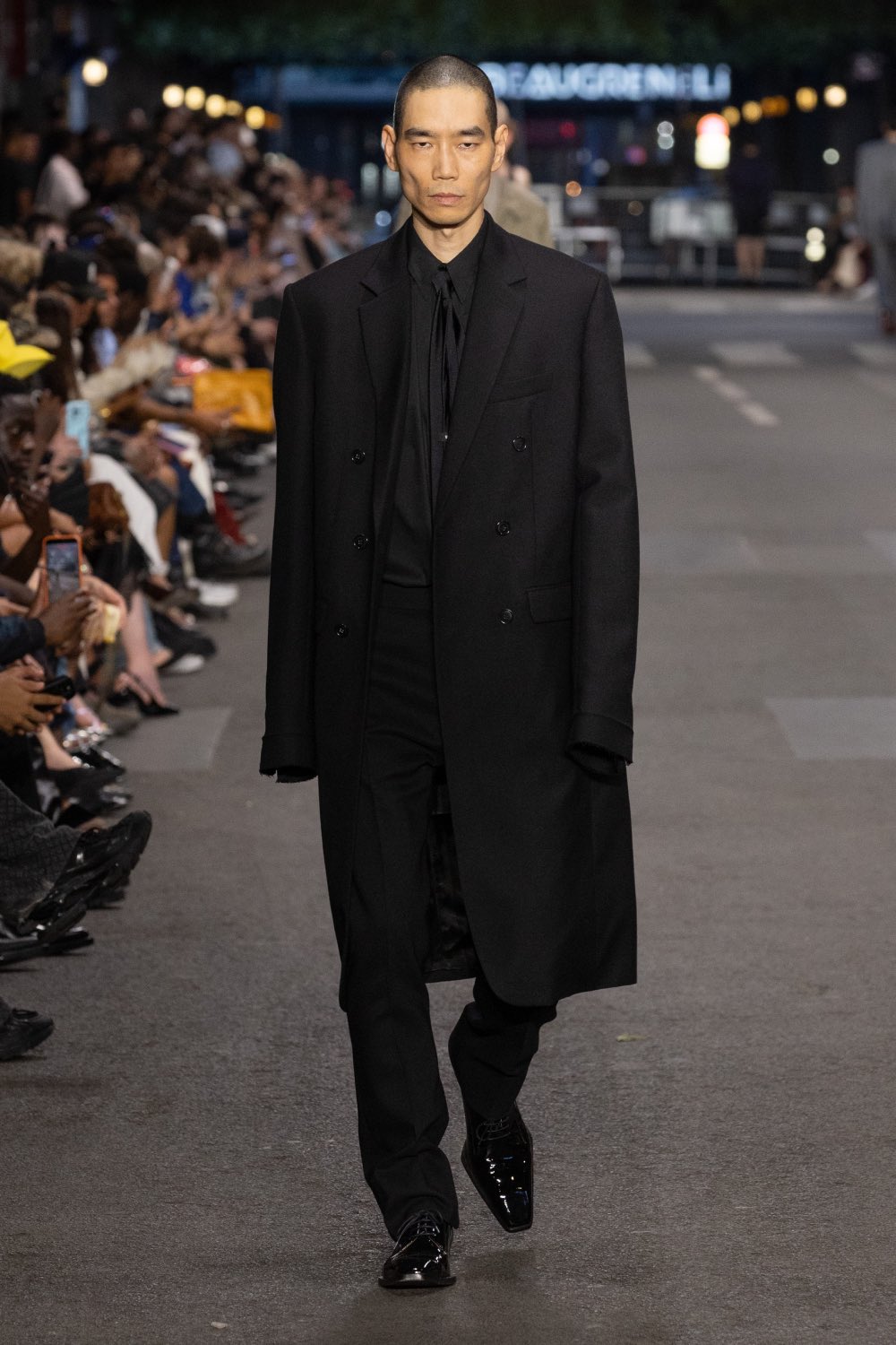 Vetements subvierte lo corporativo desde la mesura con SS27