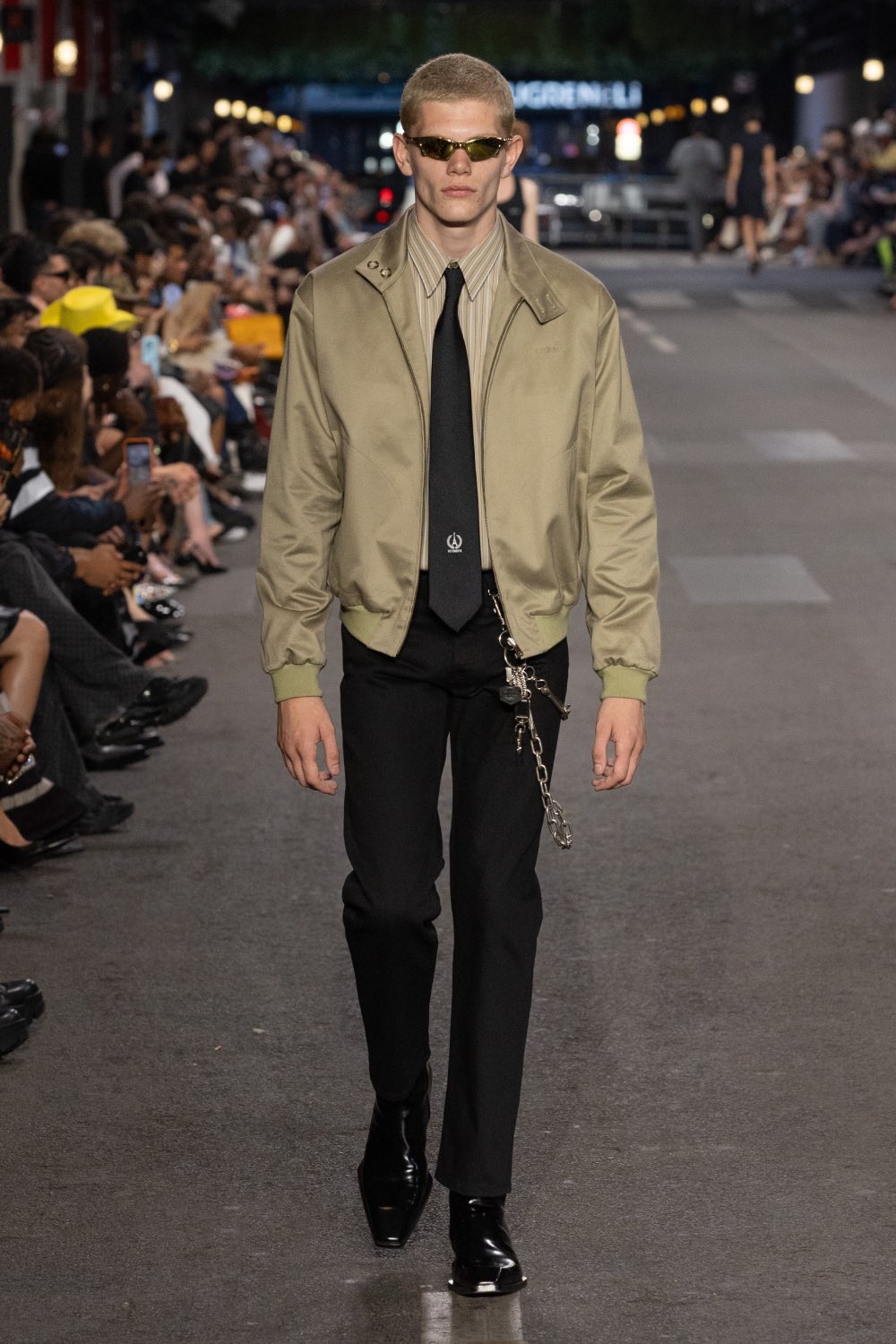 Vetements subvierte lo corporativo desde la mesura con SS27
