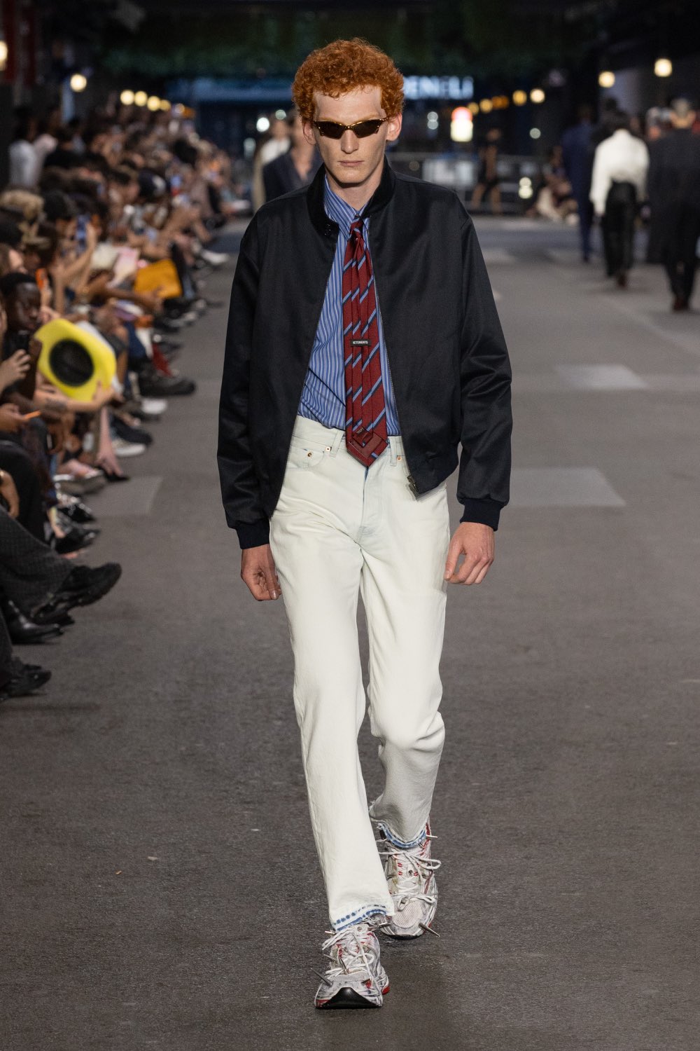 Vetements subvierte lo corporativo desde la mesura con SS27