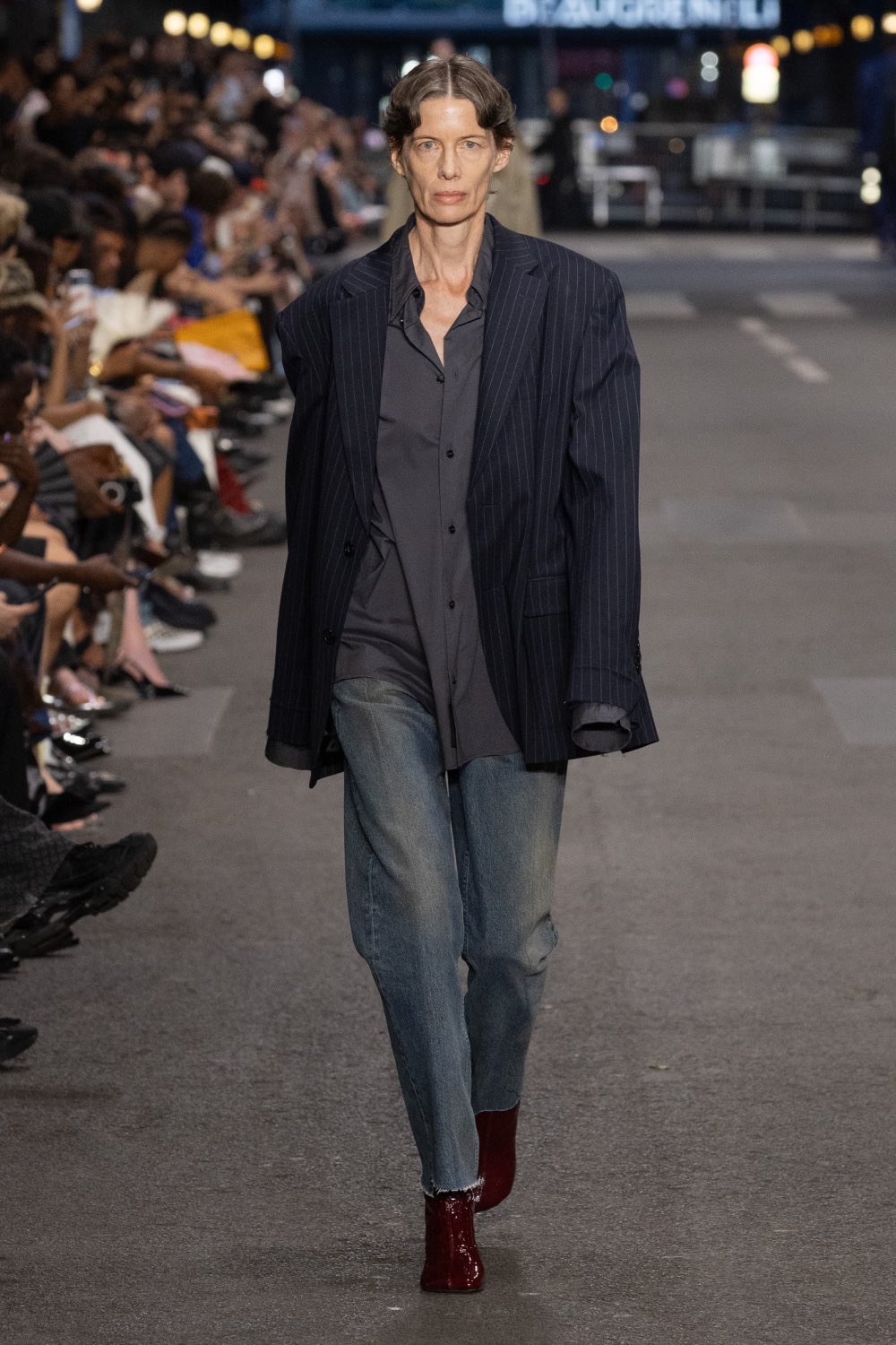 Vetements subvierte lo corporativo desde la mesura con SS27