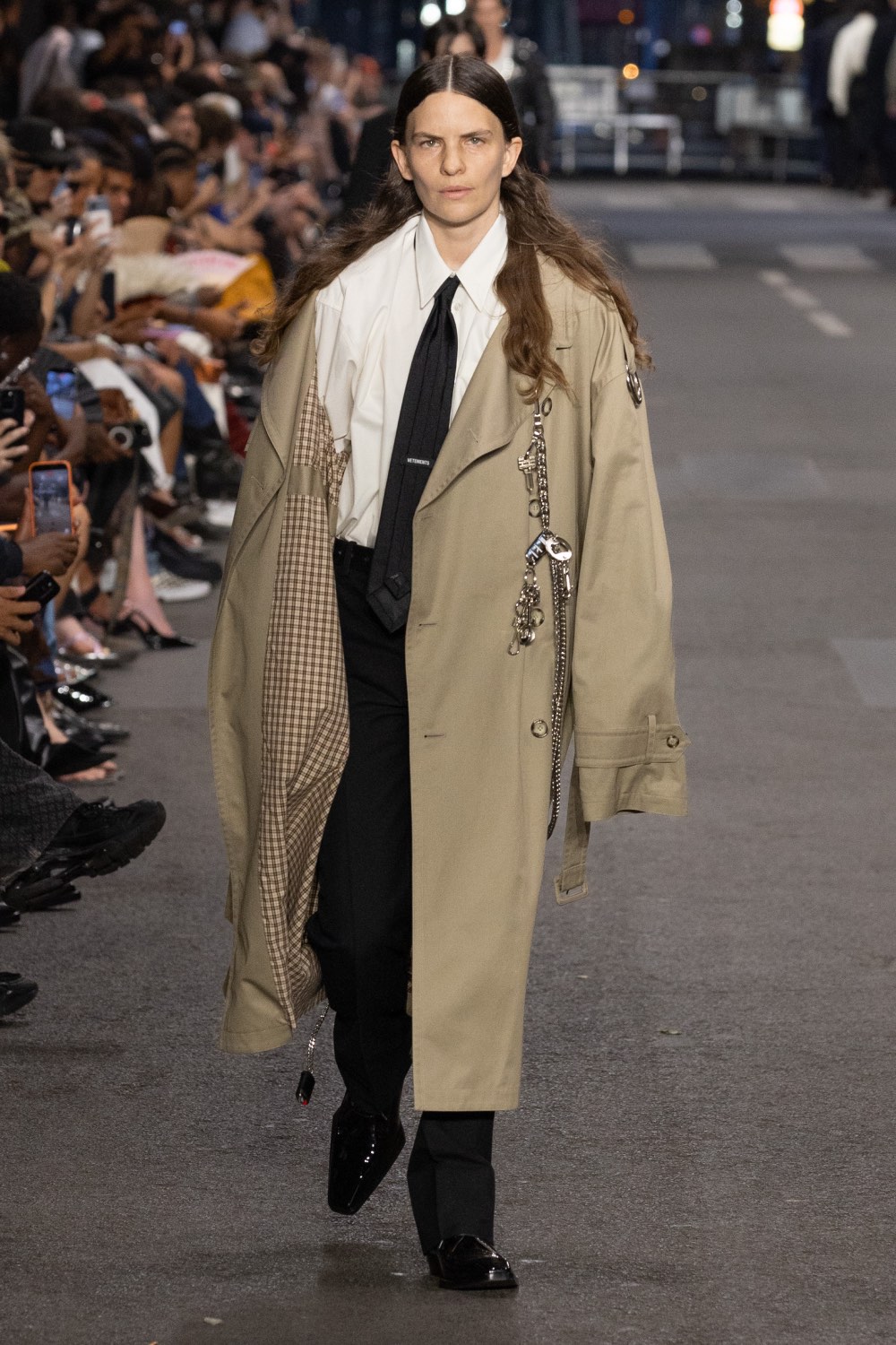 Vetements subvierte lo corporativo desde la mesura con SS27