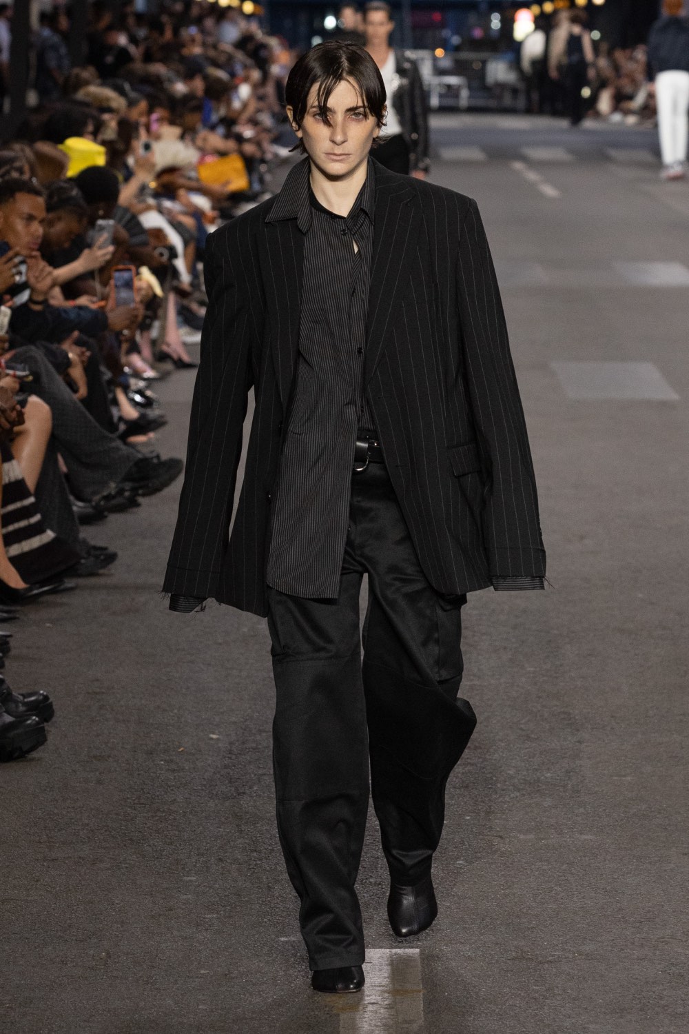 Vetements subvierte lo corporativo desde la mesura con SS27