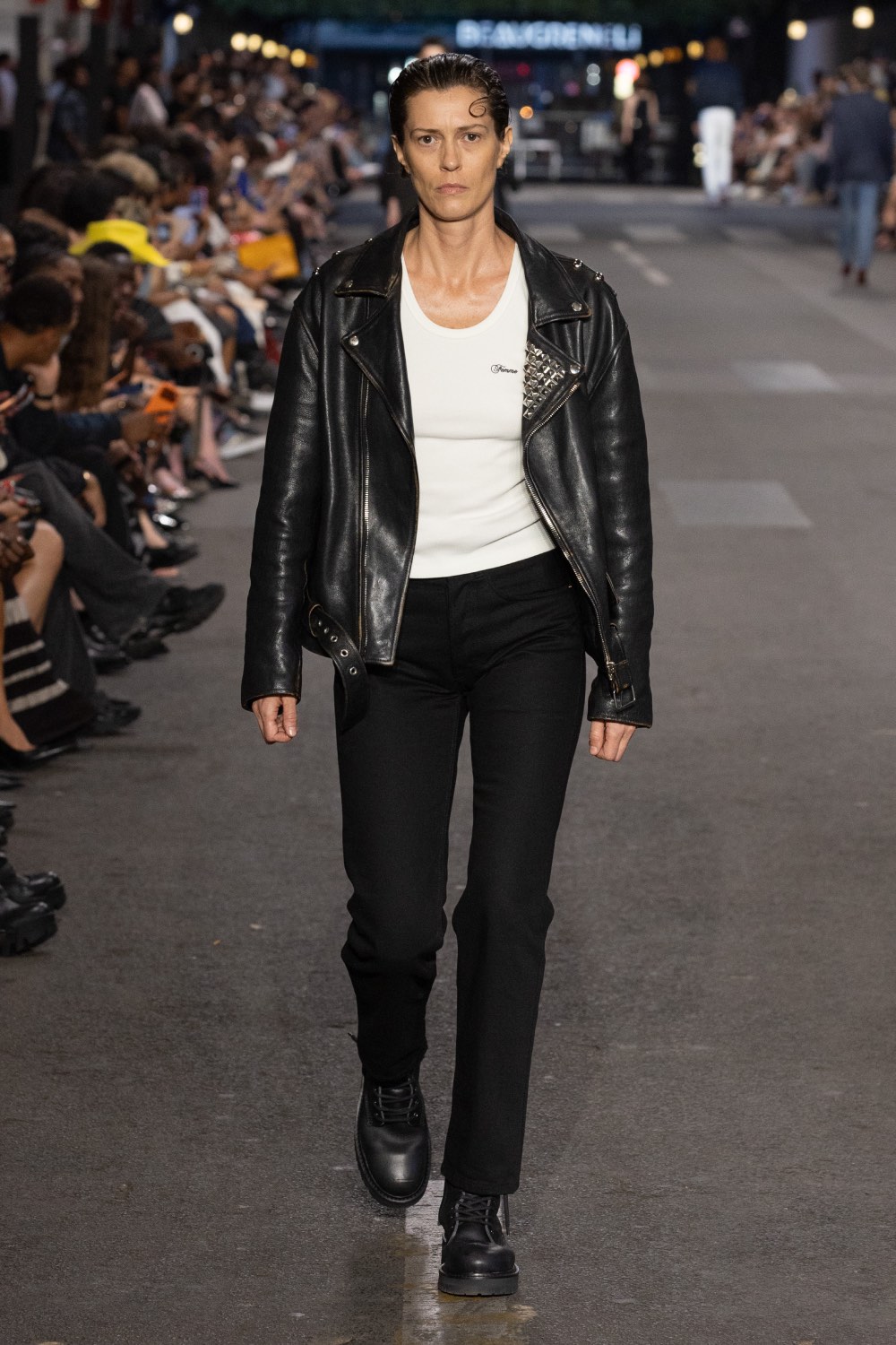 Vetements subvierte lo corporativo desde la mesura con SS27