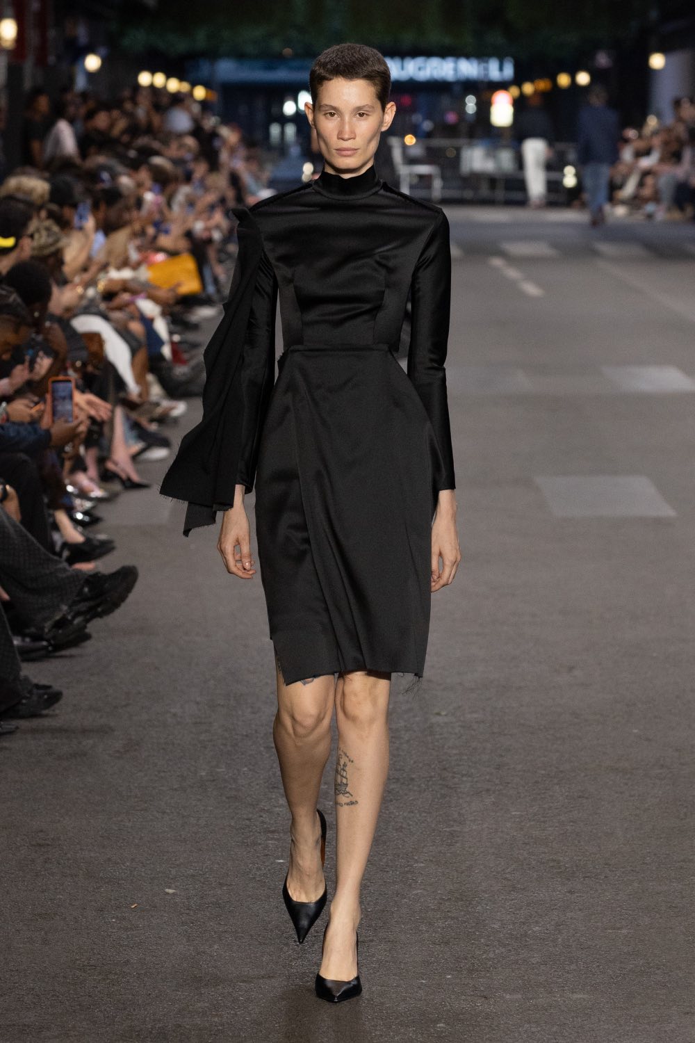 Vetements subvierte lo corporativo desde la mesura con SS27
