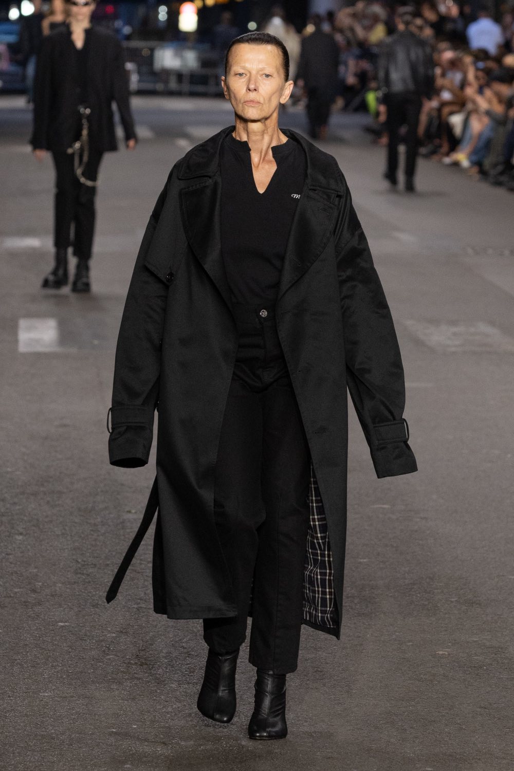 Vetements subvierte lo corporativo desde la mesura con SS27
