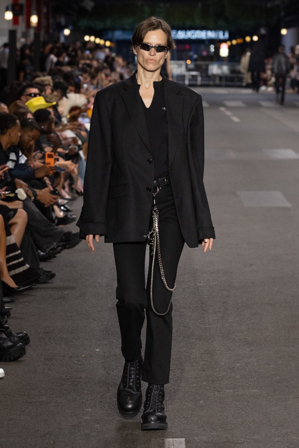Vetements subvierte lo corporativo desde la mesura con SS27