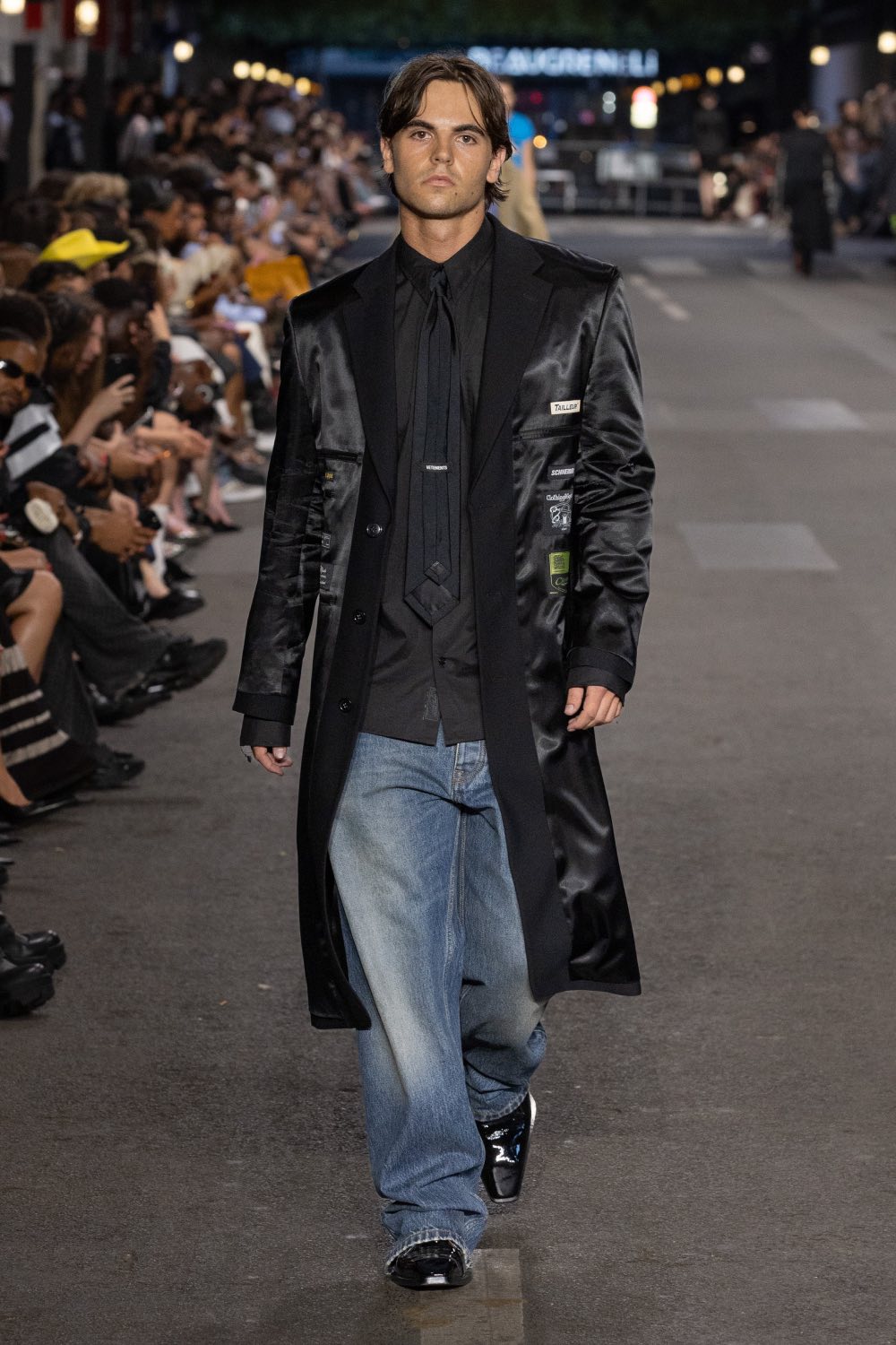 Vetements subvierte lo corporativo desde la mesura con SS27