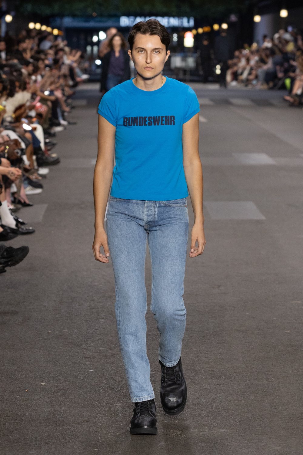 Vetements subvierte lo corporativo desde la mesura con SS27