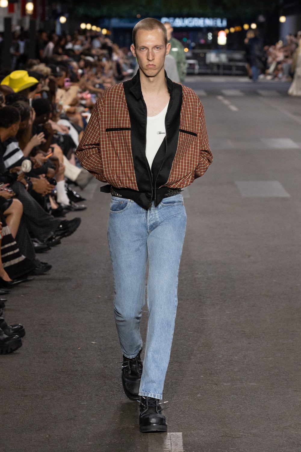 Vetements subvierte lo corporativo desde la mesura con SS27