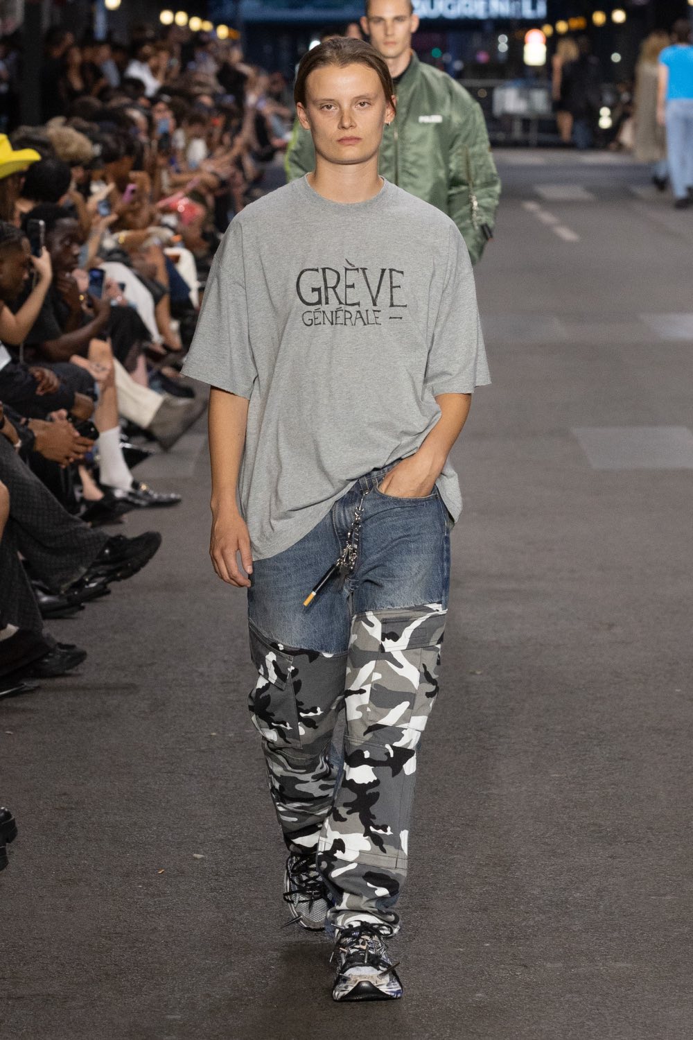 Vetements subvierte lo corporativo desde la mesura con SS27