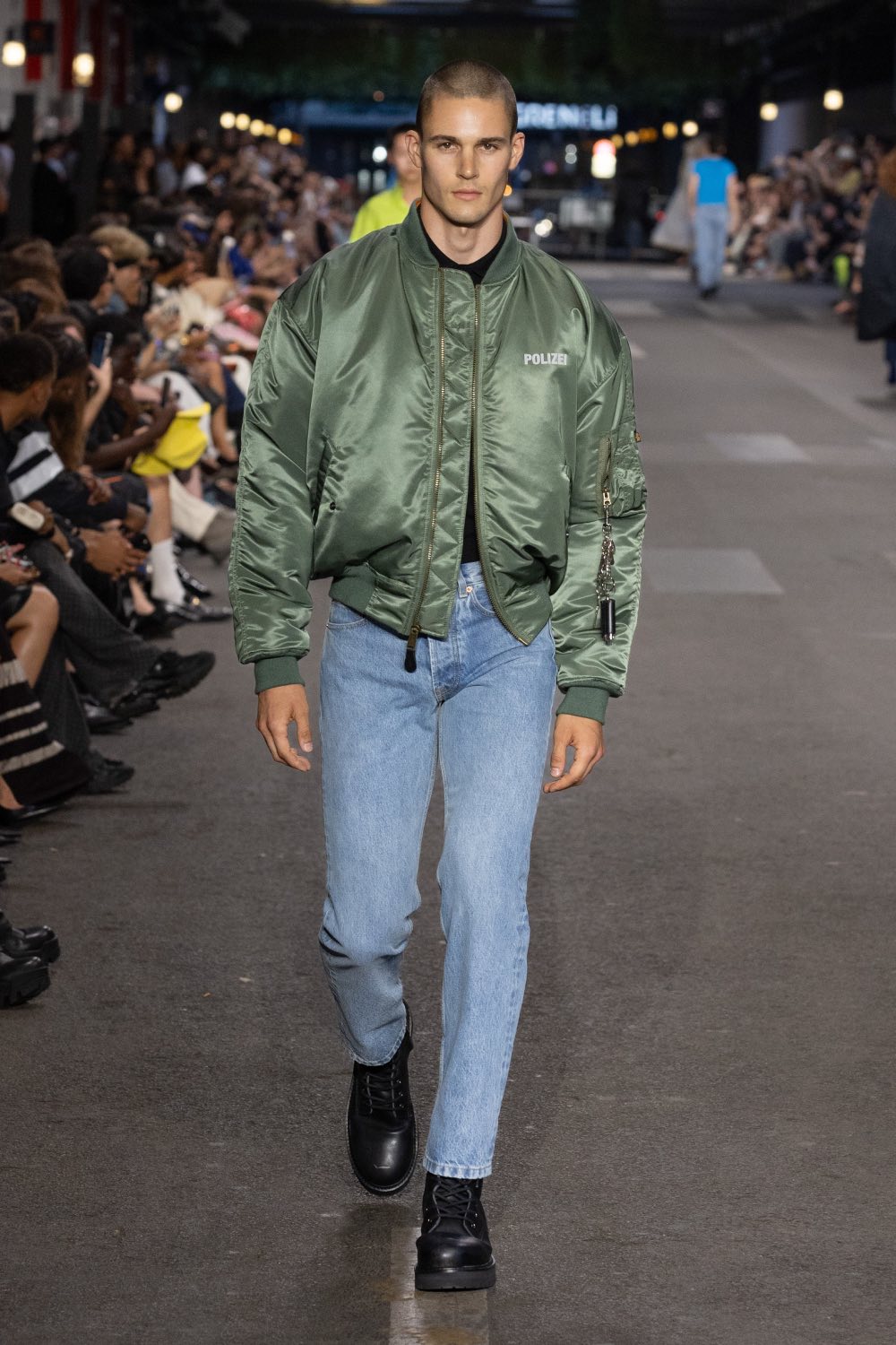 Vetements subvierte lo corporativo desde la mesura con SS27