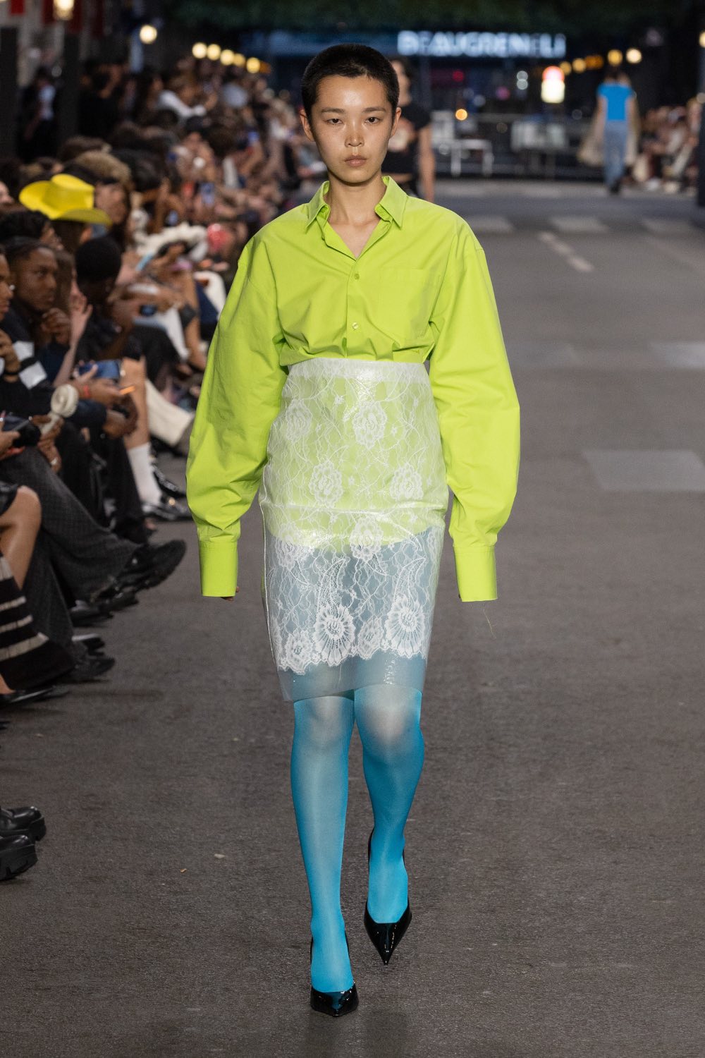 Vetements subvierte lo corporativo desde la mesura con SS27
