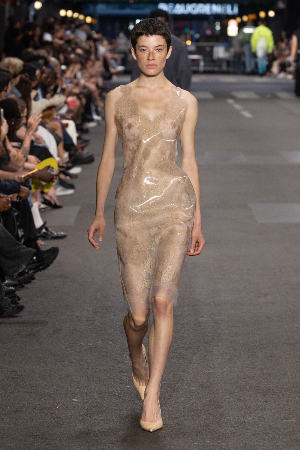 Vetements subvierte lo corporativo desde la mesura con SS27