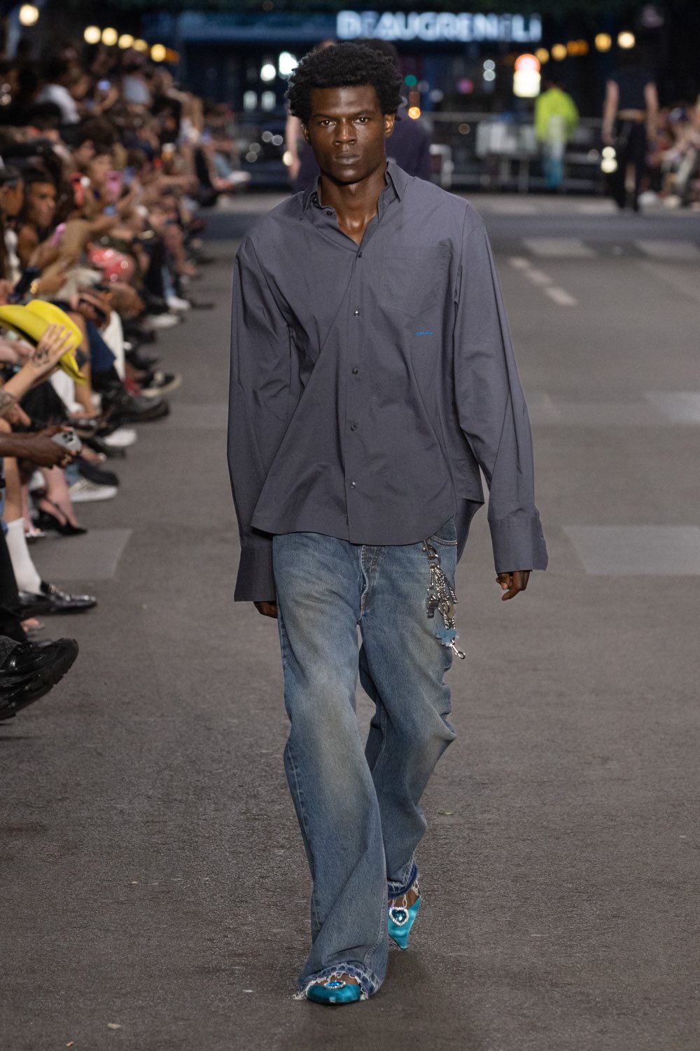 Vetements subvierte lo corporativo desde la mesura con SS27